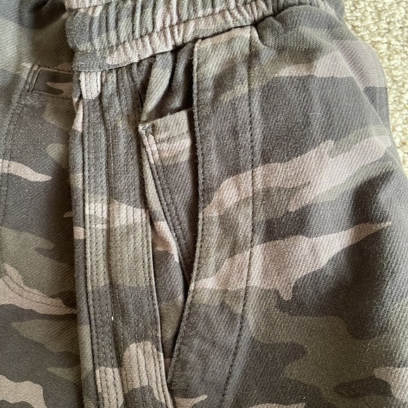 Athleta camo womens stretchy athletic shorts - Picture 4 of 4